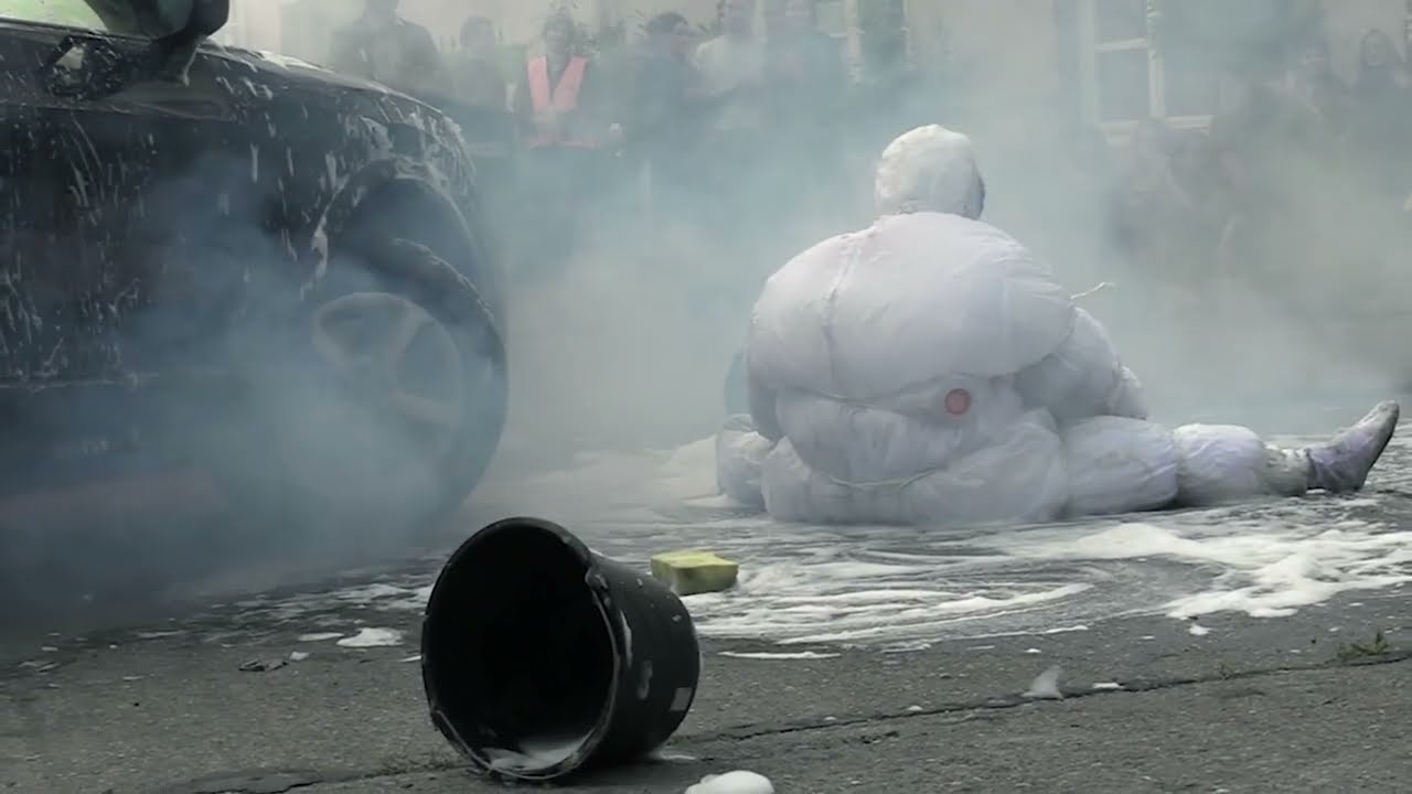 Dirtyclean Performance Iva Svoboda 2024 H&uuml;hnermanhattan Kultur e.V.