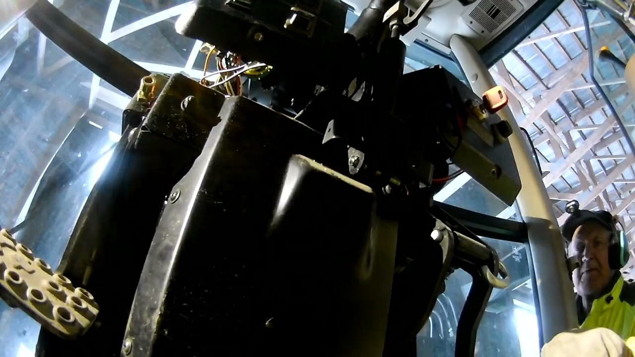 Замена газового цилиндра регулировки рулевого колеса на тракторе John Deere 6010SE 2025 года выпу...