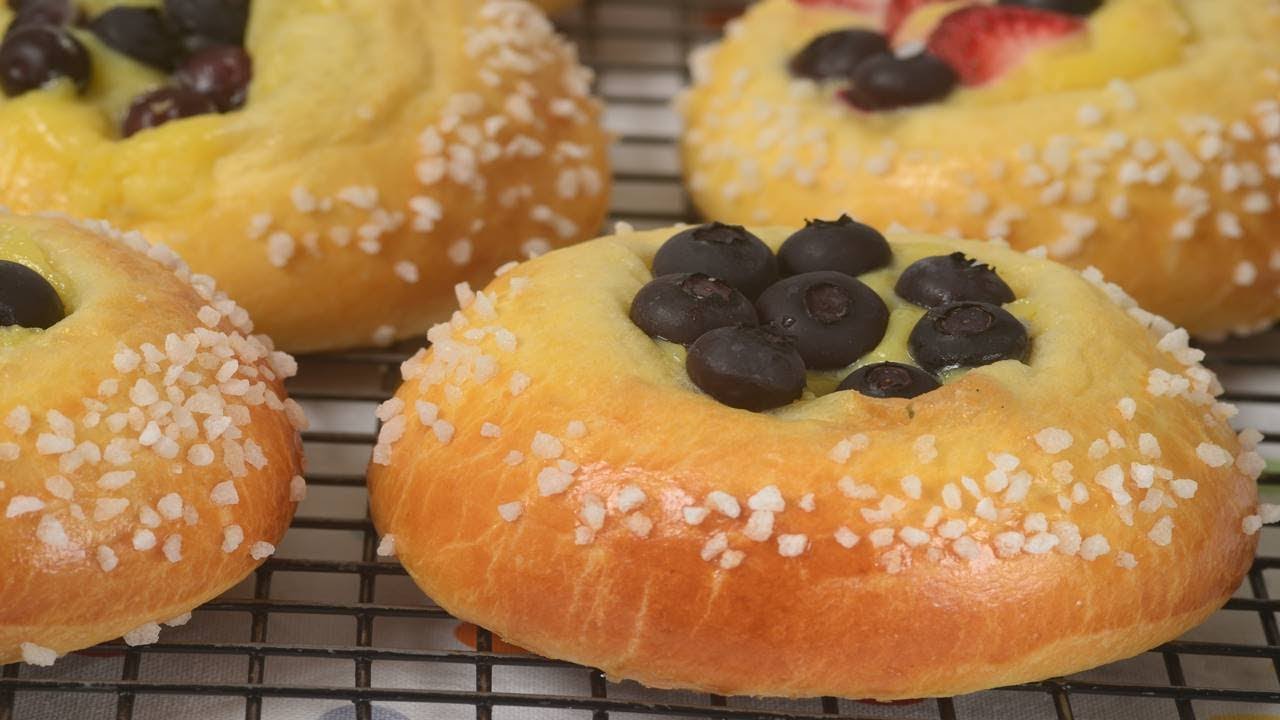 Демонстрация рецепта бриоша с фруктами и сливками — Joyofbaking.com