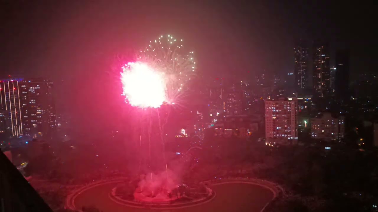 Firework at Cau Giay Park, Ha Noi, Viet Nam (17/02/2026 - Đêm 30 Tết Bính Ngọ 2026)