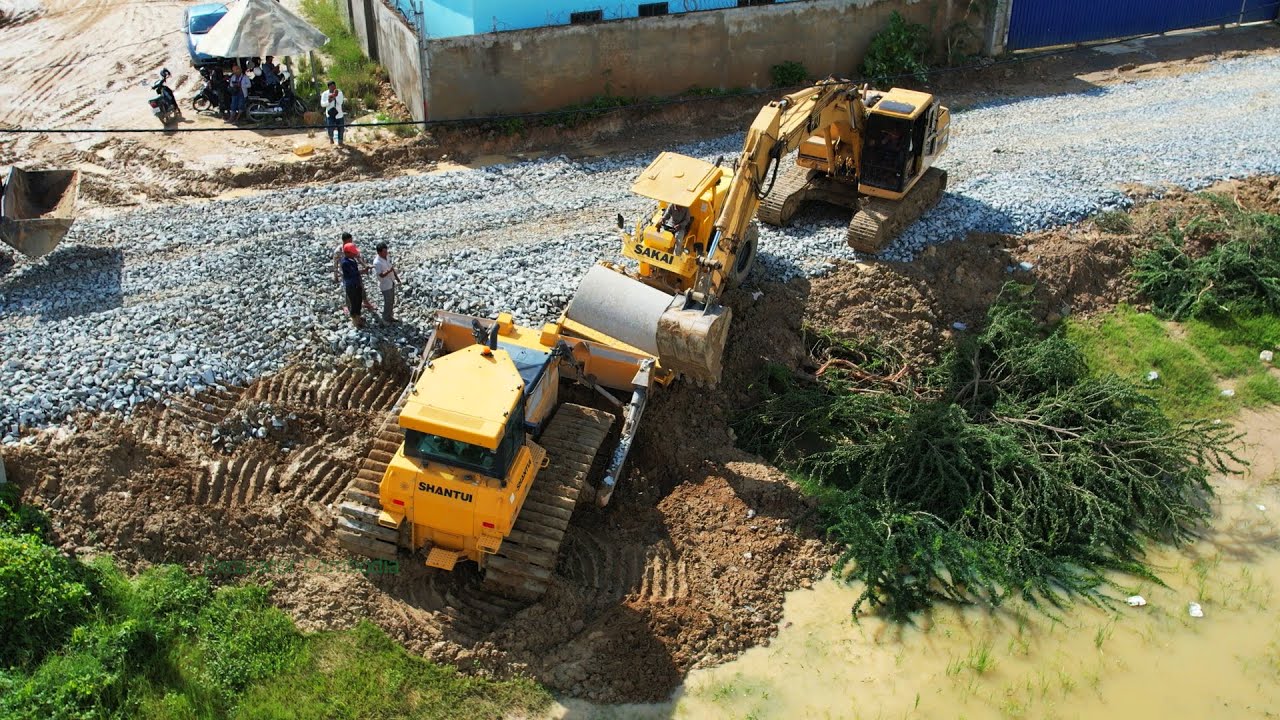 Bulldozer & Excavator Use Power Pull And Push Recovery Roller Stuck - Dozer Push Gravel Build Road