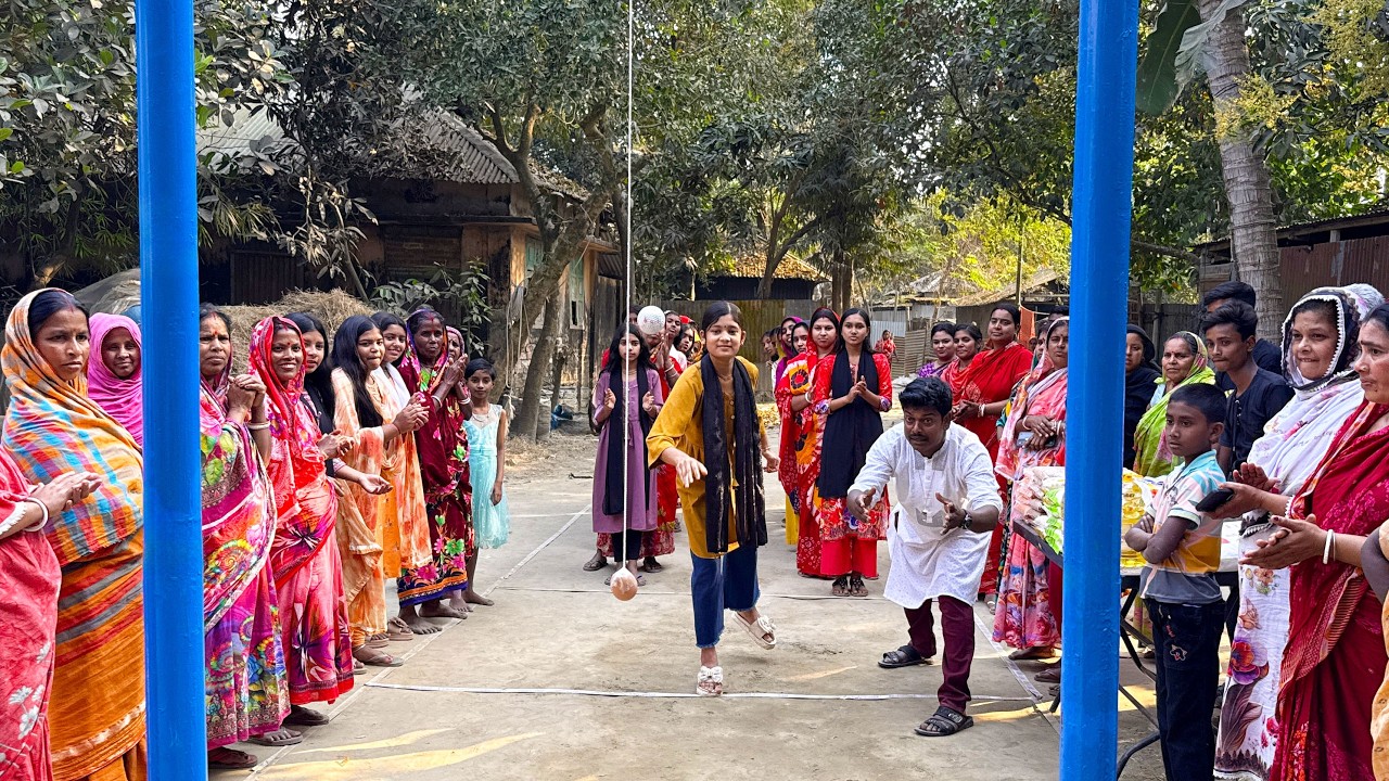 জমে উঠেছে আজব এক চ্যালেঞ্জ—গলফ বল ছুড়ে ঝুলন্ত ডিম ফাটাতে পারলেই মিলবে নিত্যপ্রয়োজনীয় পুরস্কার!