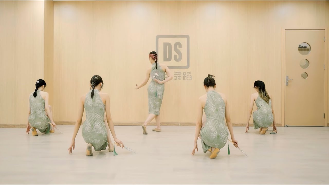 中国风天花板级别热歌，旗袍团扇舞《青花瓷》