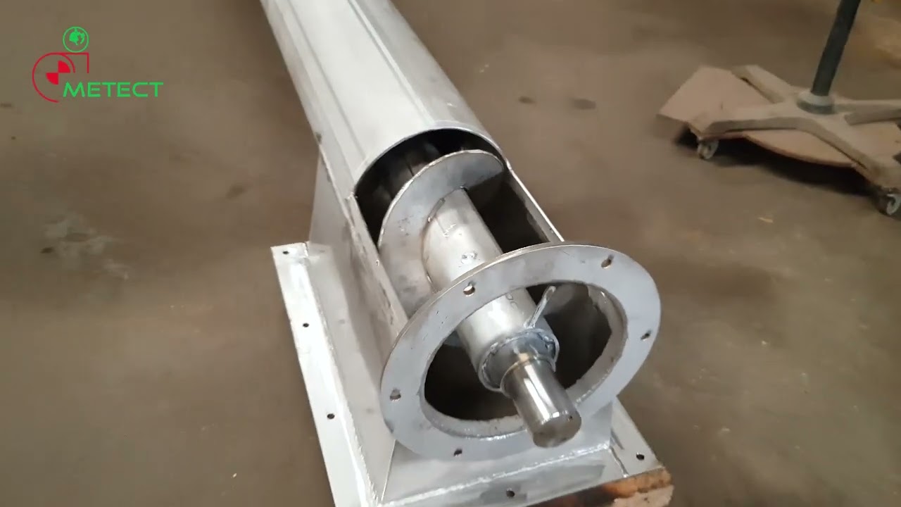 Cận cảnh sản xuất vít tải và phễu cho dây truyền cấp liệu