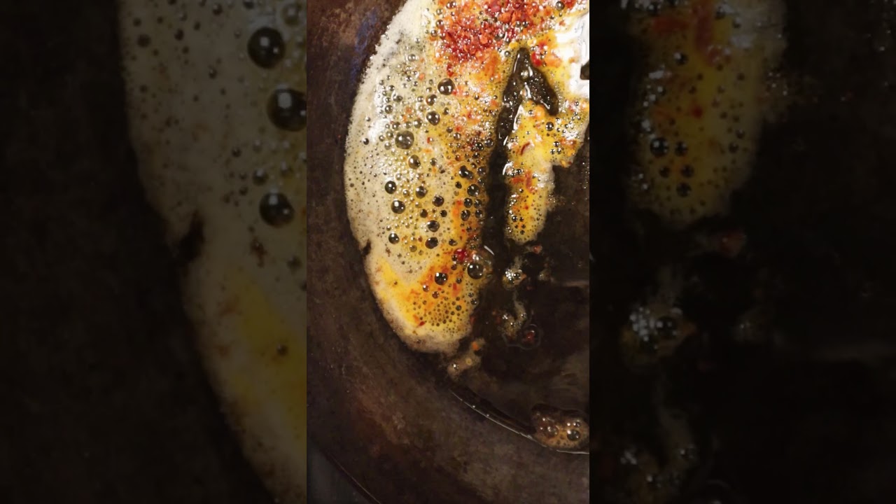 Frisch gekochte Bio-Eier auf cremigem KnobI-Joughurt, getoppt mit pikanter Chilli-Butter