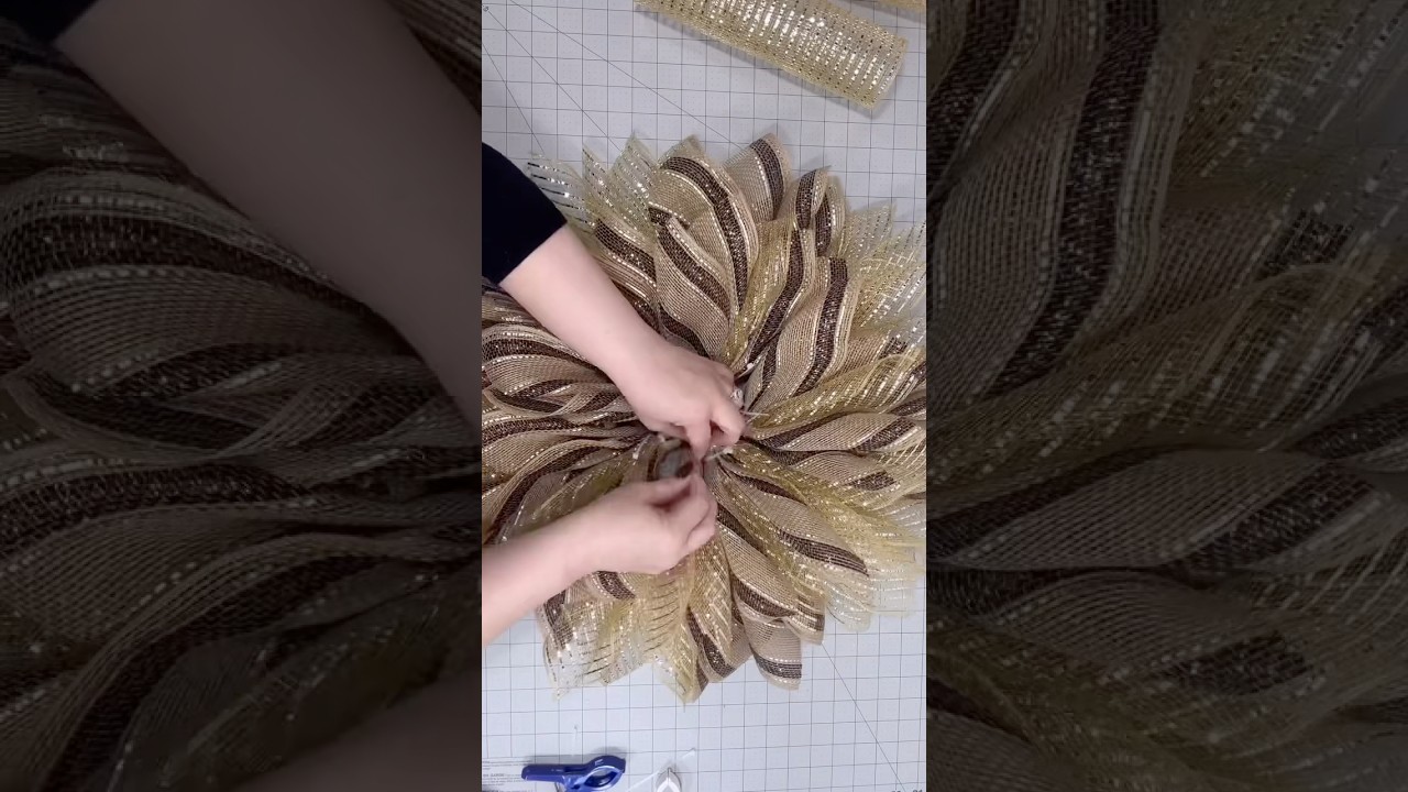 How to Make a Deco Mesh Flower Wreath #craftingideas #adorablecrafts  #diyprojects