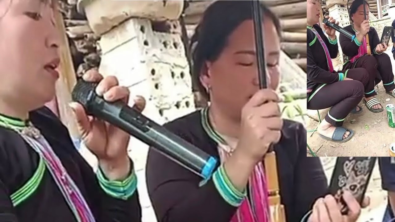 Hai ca sĩ nậm cha và nậm chăng hát giao lưu với các chị em tại ngài trồ 