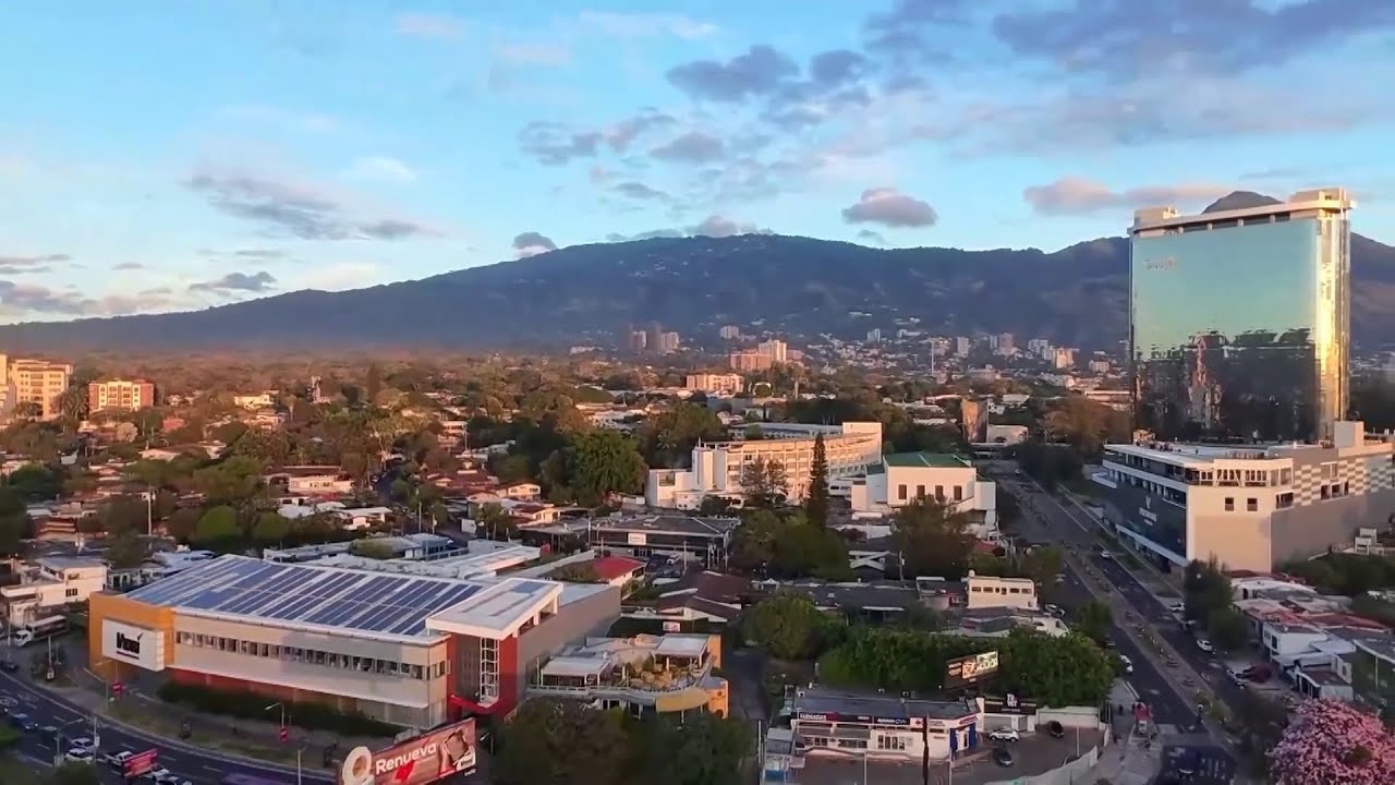 Educación financiera y uso de servicios financieros en El Salvador