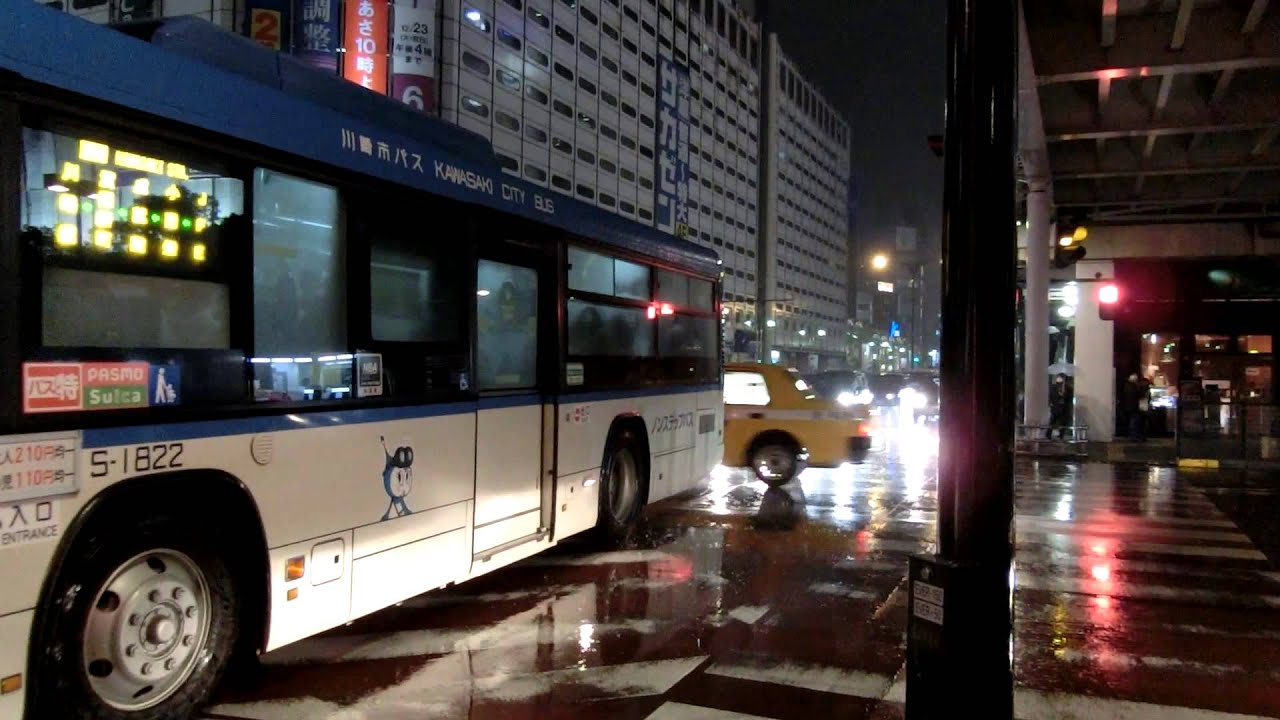 クラクションを連発するタクシー【渋滞で交差点にてバスがとまる】