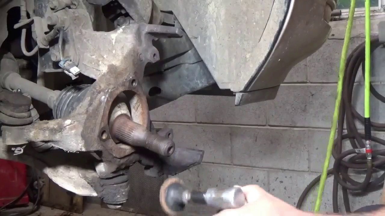 Замена подшипника ступицы переднего колеса Buick LeSabre 1999 года