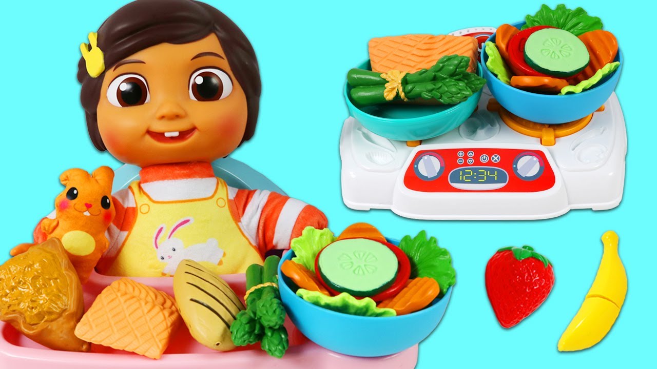 Let's Feed Cocomelon Baby Nina a Healthy Dinner!
