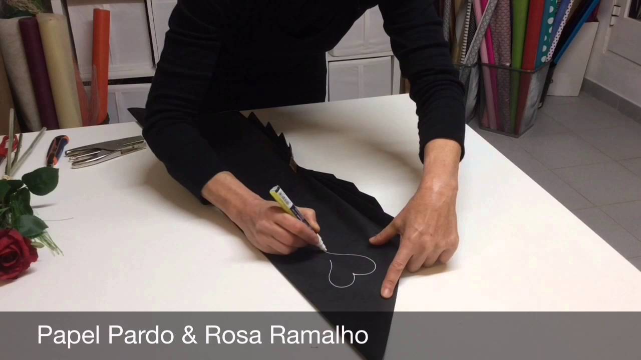 Wrapping two roses with paper kraft black #wrapflowers