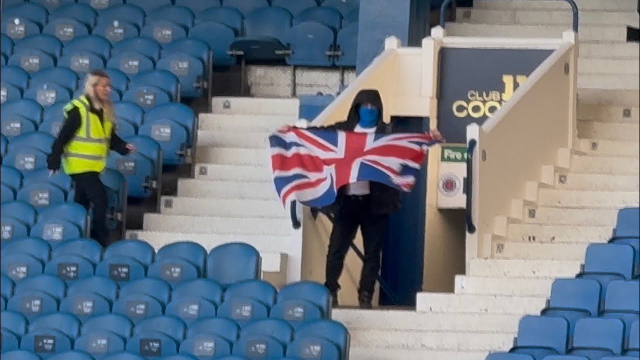 RANGERS FAN KICKING OFF AFTER CELTIC WINNING IN IBROX !!! 