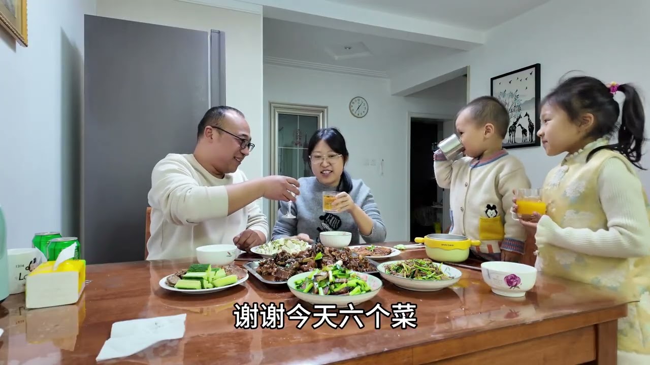 下班回家媳妇准备了蛋糕和一桌子菜，一家人庆祝我的生日，真好#日常vlog #平凡的幸福 #值得纪念的日子