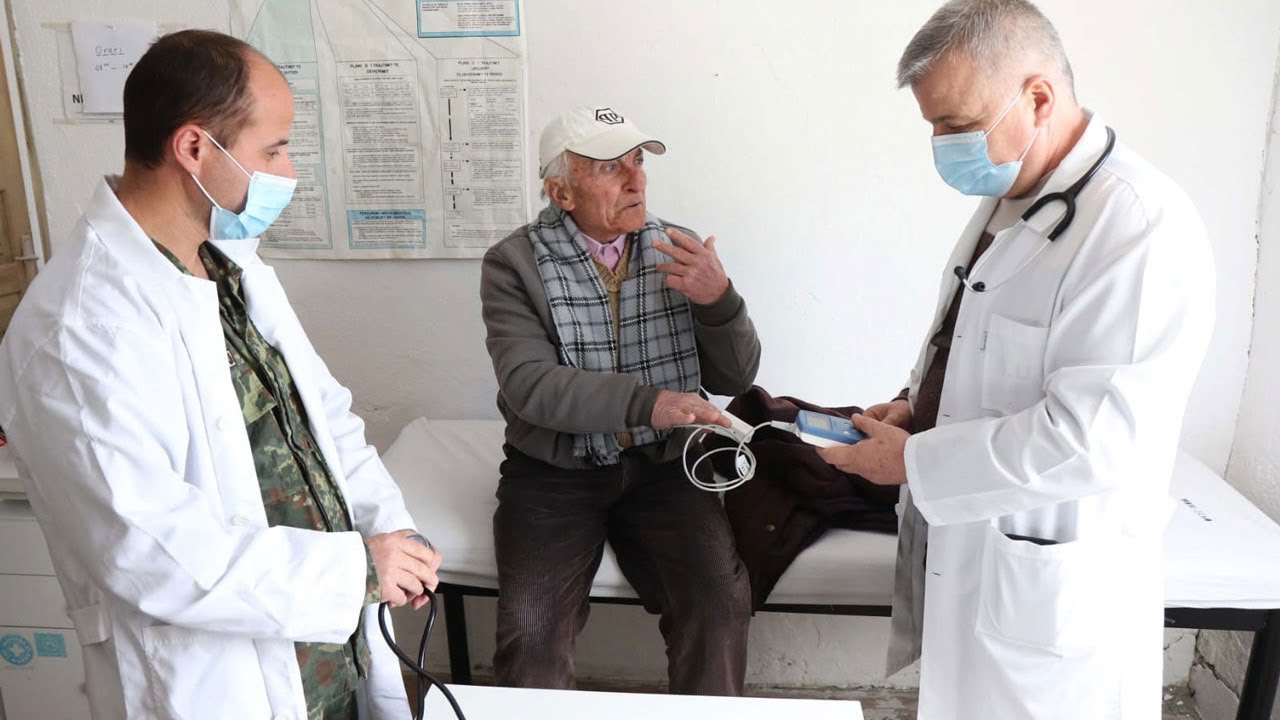 Mjekët ushtarakë kryejnë vizita në fshatrat e thellë të Maliqit