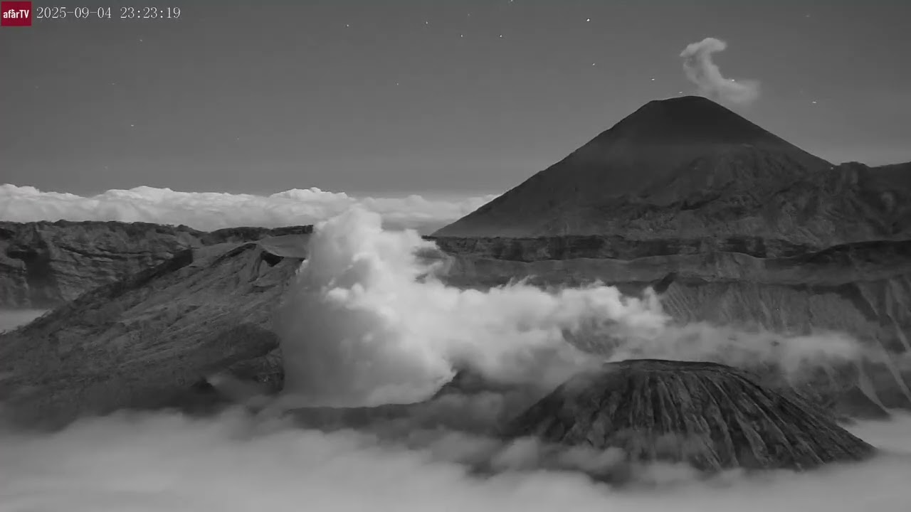 Moonlit Volcanoes | Bromo & Semeru at Night with Ground Fog – Timelapse from Sept 5, 2025