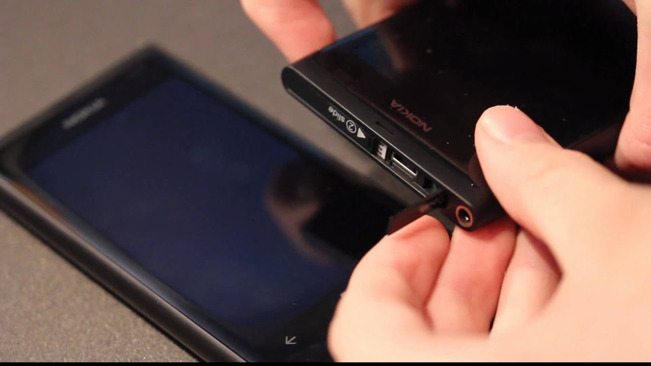 Insert SIM Card Nokia Lumia 800 & Nokia N9 Quick Tutorial Noob Guide! (HD)