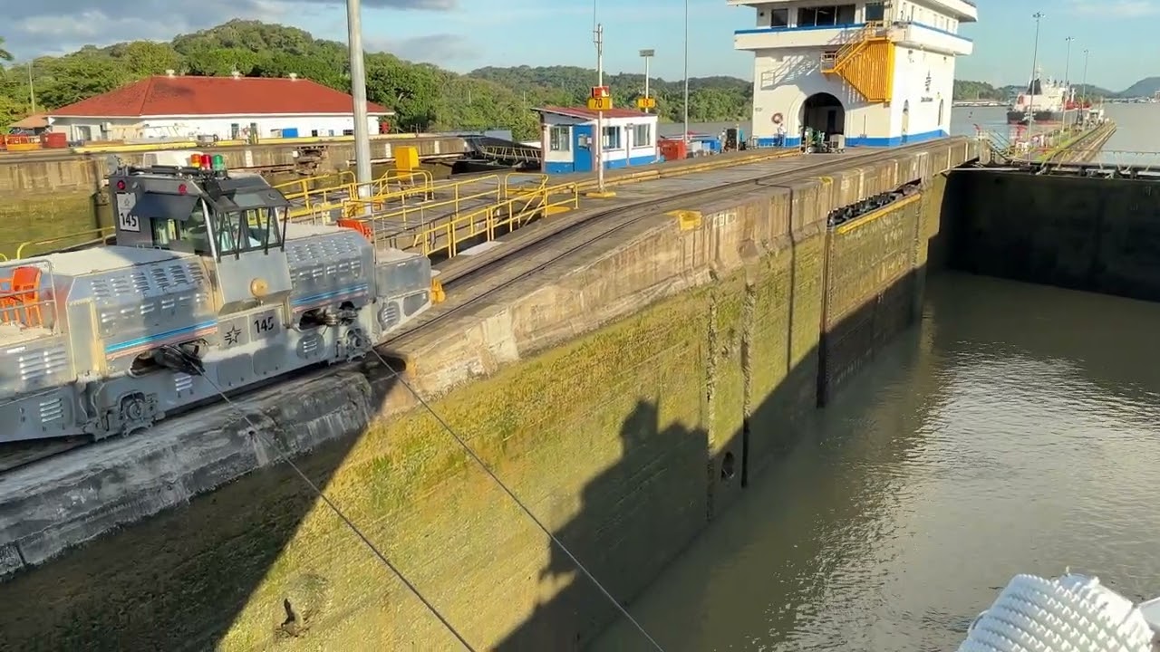 crossing canal de panama