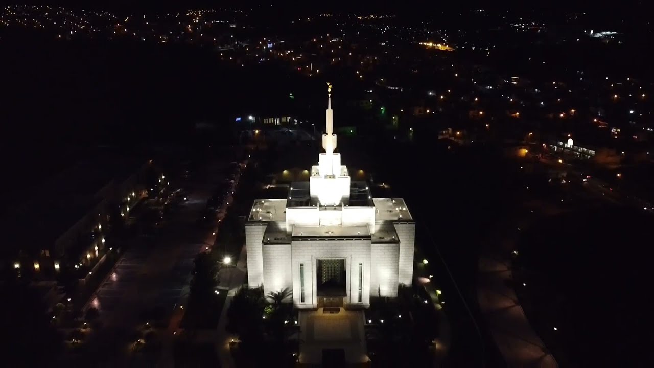 Vista aérea, Templo de la iglesia de Jesucristo S.U.D. Tegucigalpa, Honduras, atardecer.