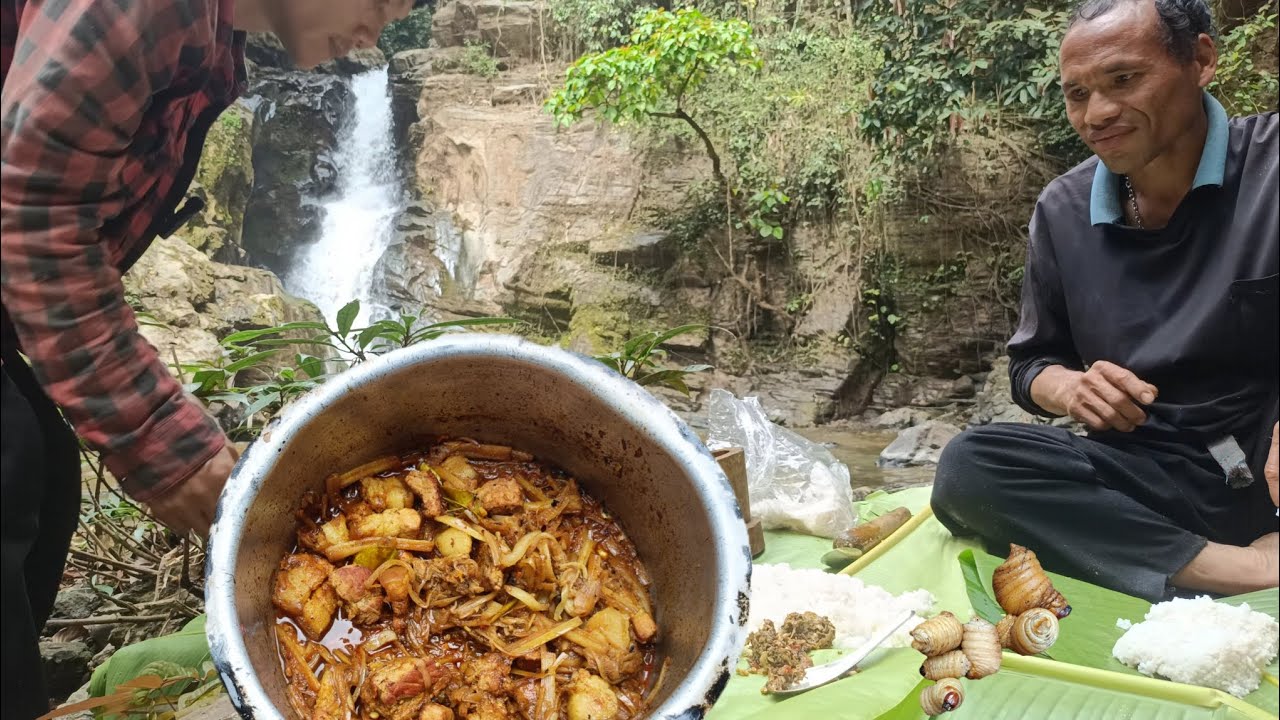 The Karen curry with banana stems and pork near the waterfall is delicious.