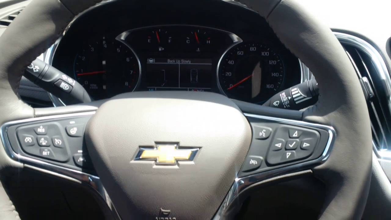 Demostración del Chevrolet Malibu Premier del 2016 Estacionando solo, en Español.