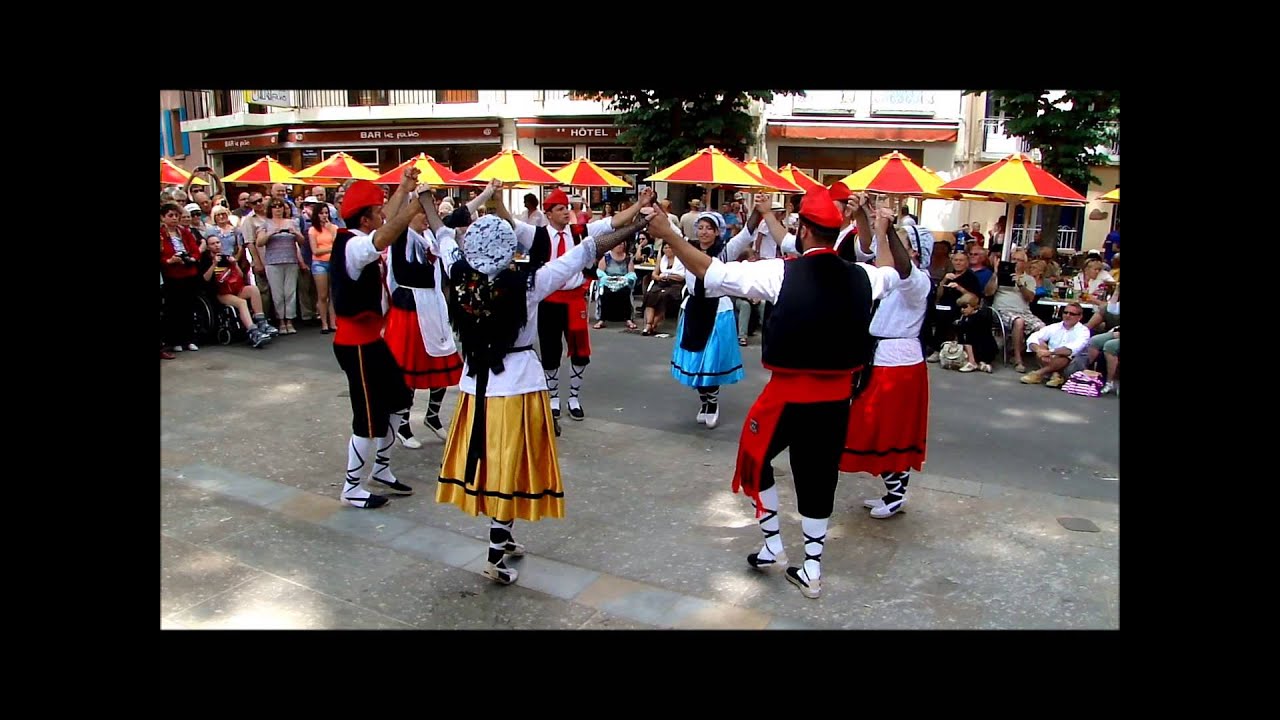 Fête de la cerise Ceret 2015 danse Catalane La sardane  groupe Folklorique catalan 