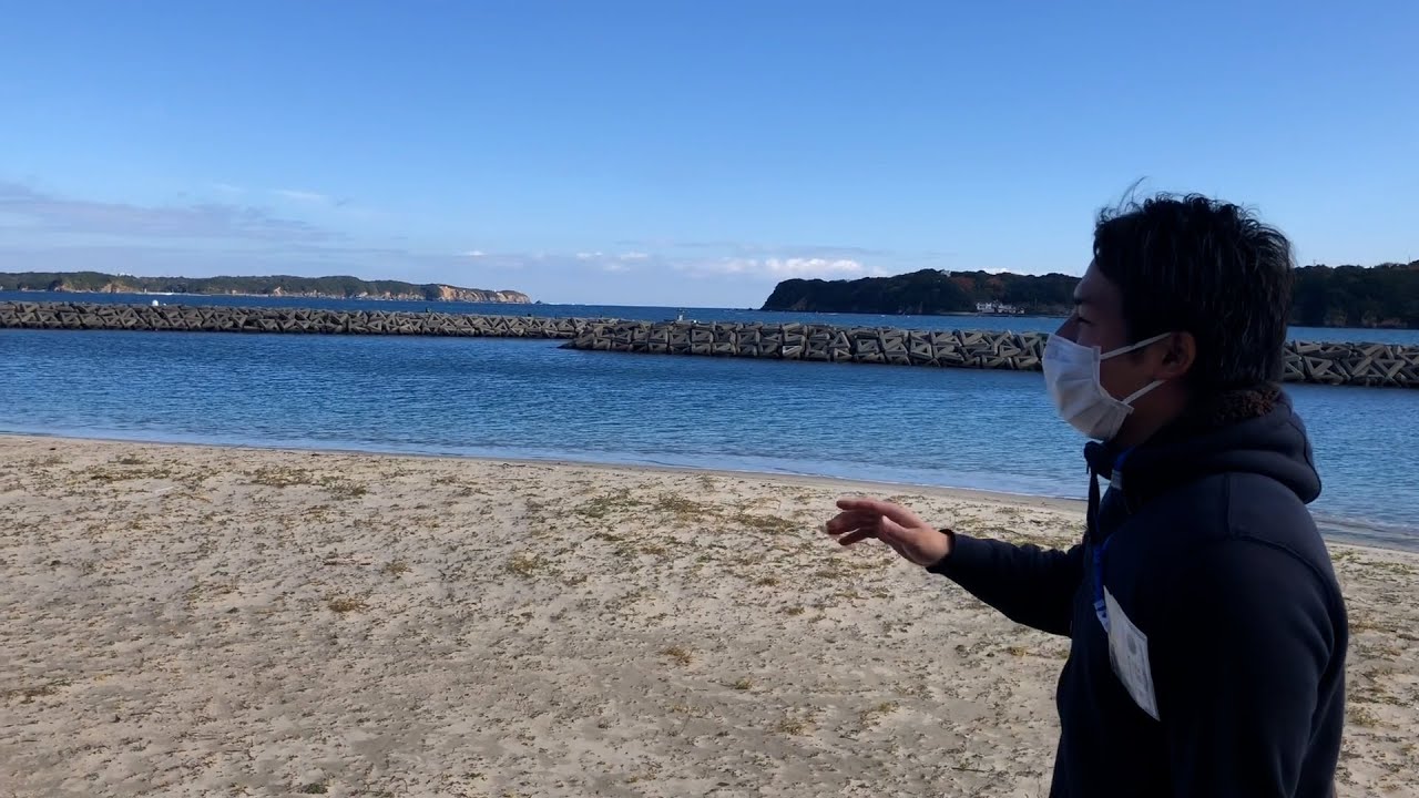 三重・渡鹿野島の地域おこし協力隊員が島を案内