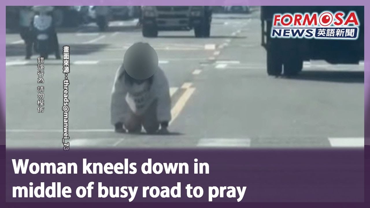 Woman kneels down in middle of busy road to pray｜Taiwan News