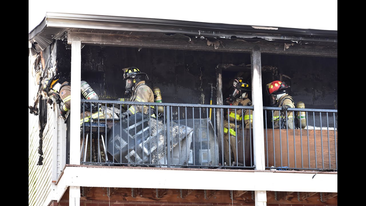 Gurnee FD + Mutual Aid on Scene of a Working Structure Fire in Park City, IL