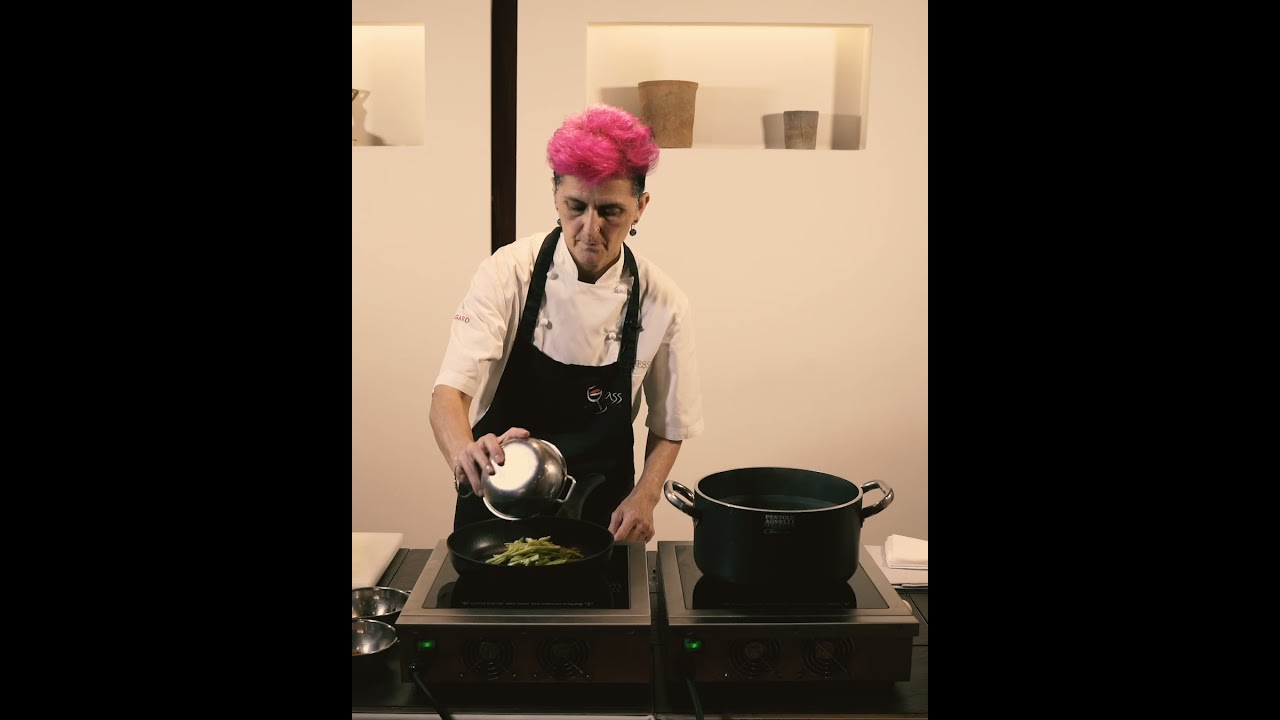 La chef Cristina Bowerman e il suo originale piatto con trombolotto di Sarmoneta