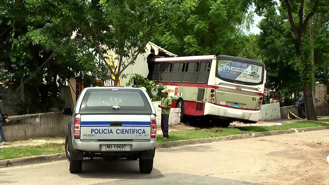 Espectacular accidente: ómnibus quedó dentro de una casa