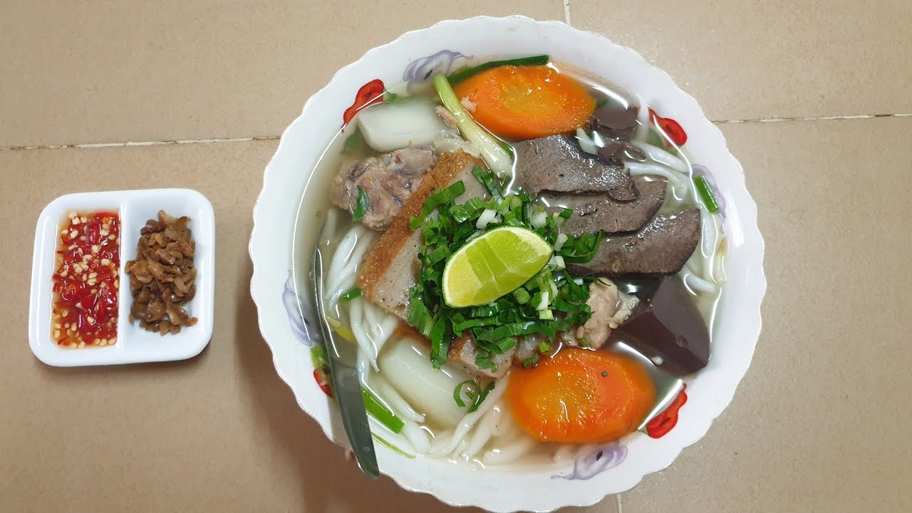 Cambodian Family Foods - Short Rice Noodles Soup With Pork ( Bor Bor Lort )