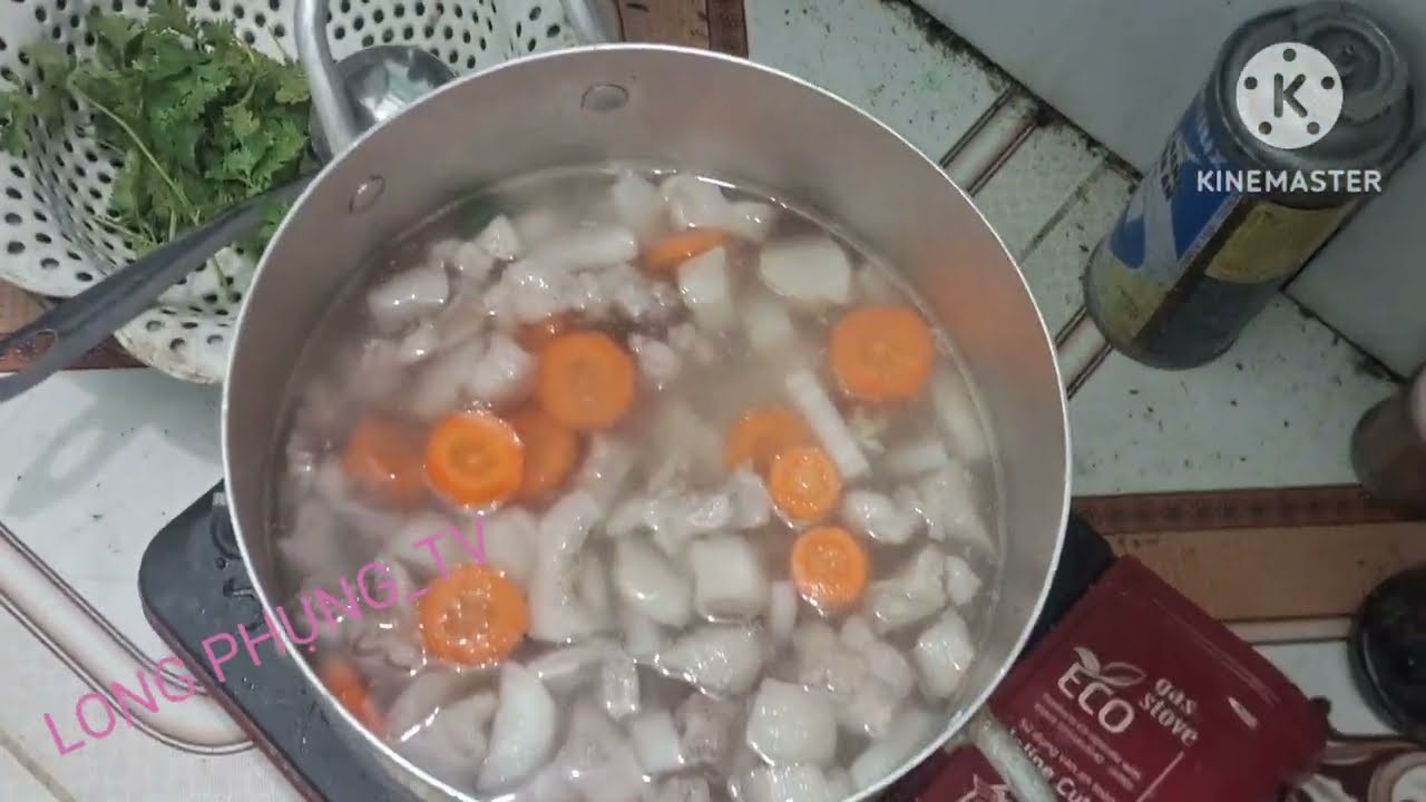 Hôm nay long nấu canh thịt với cảy đỏ cảy trấng nhé mời cô chú anh chị vào xem ạ.