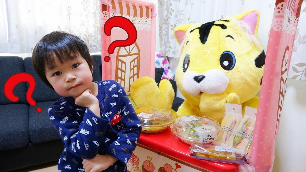 ディズニーのコンビニの玩具で遊ぶよ！本当にお腹が空いたからコンビニに行って買い物をしよう！ レオスマイル