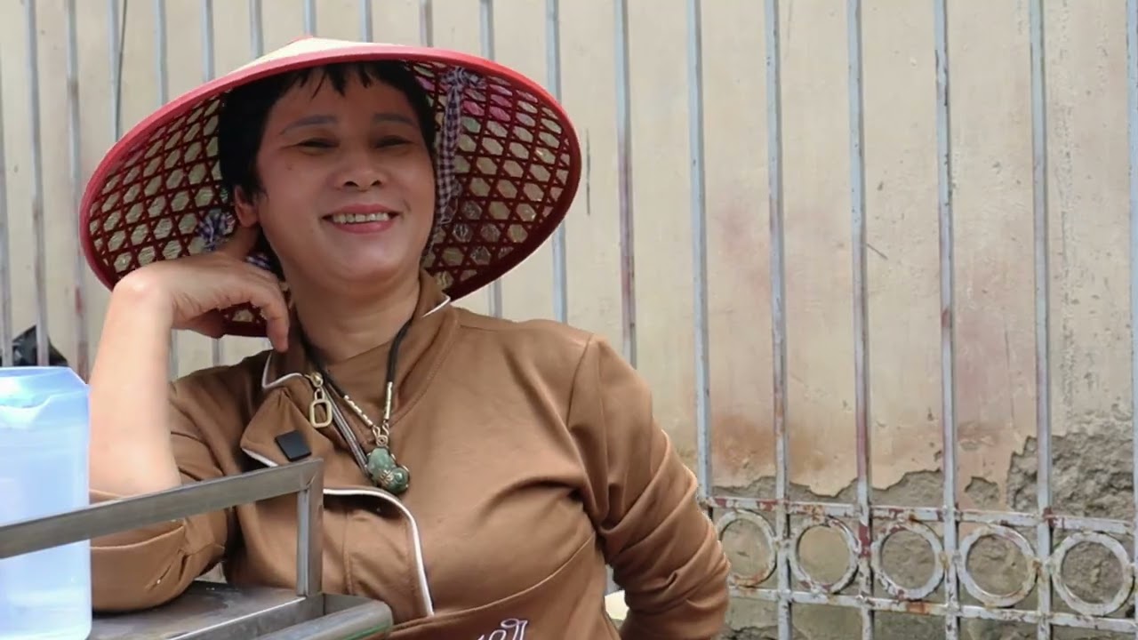 Những người mưu sinh "bán mặt" trong bụi bặm đường phố Hà Nội