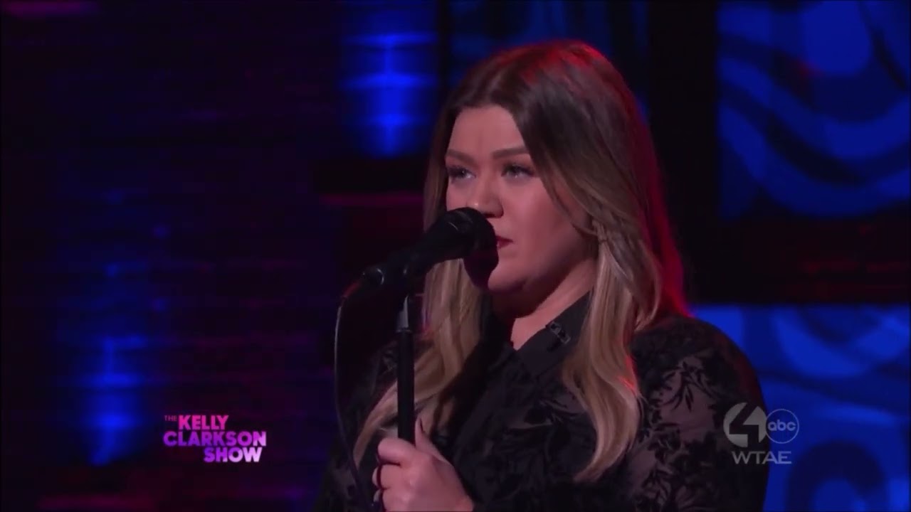 Kelly Clarkson Sings 