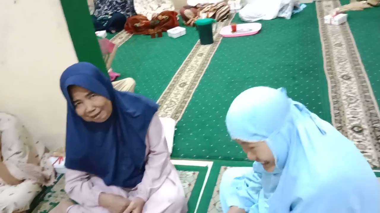 Suasana  Menanti Azan Maghreb untuk Berbuka Puasa  Pertama  Bersama   Jamaah  Masjid   An Nur