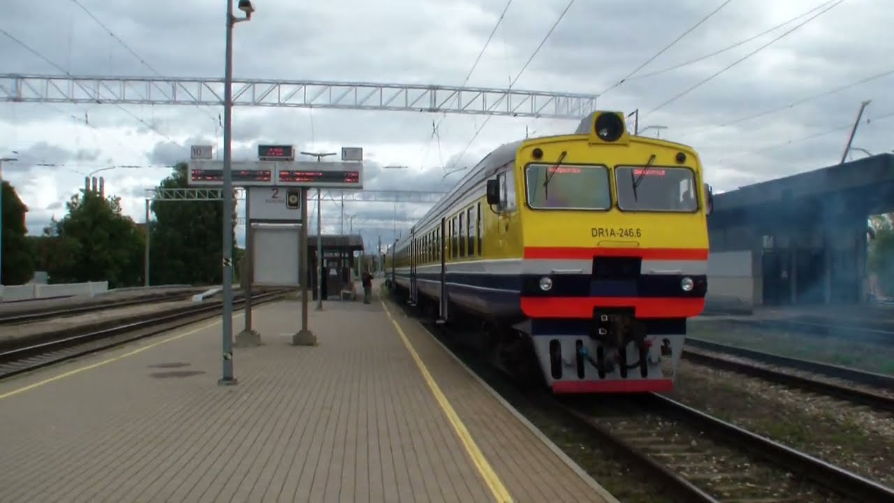 Vecais DR1A blakus jaunajai Škodai