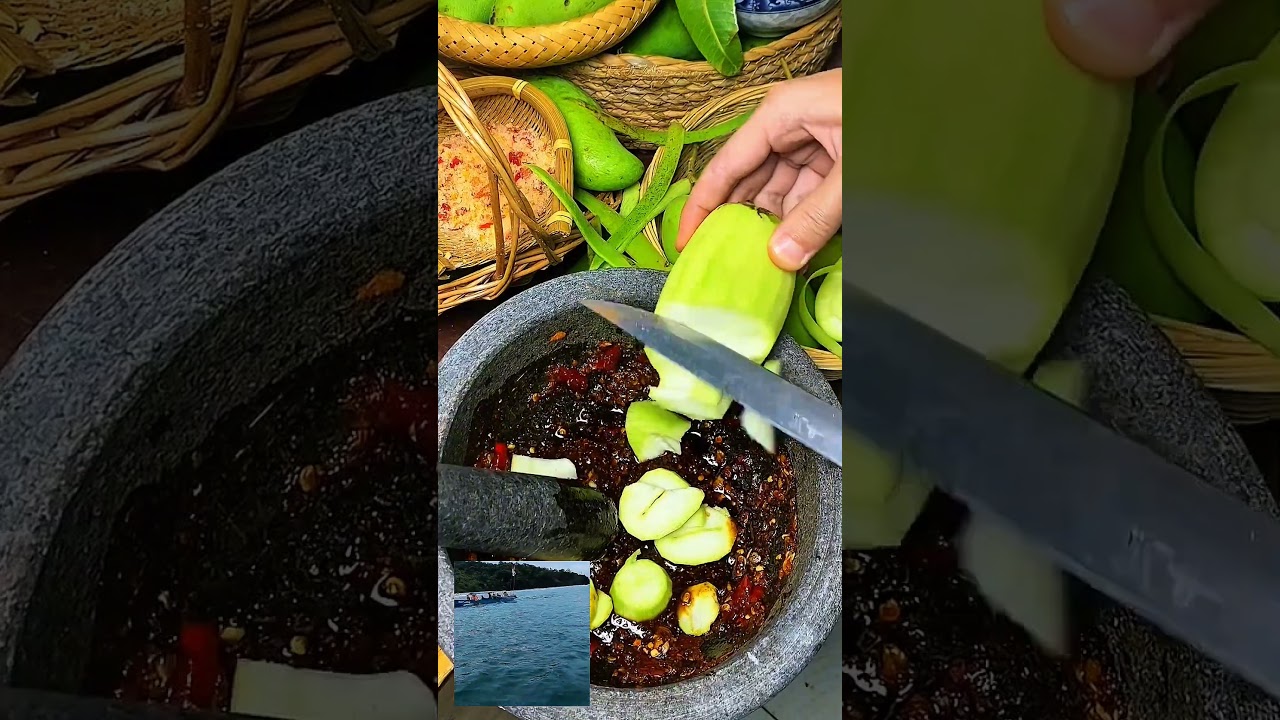 Rujak Mangga Muda dengan bumbu manis asam. Mukbang Rujak Mangga Muda