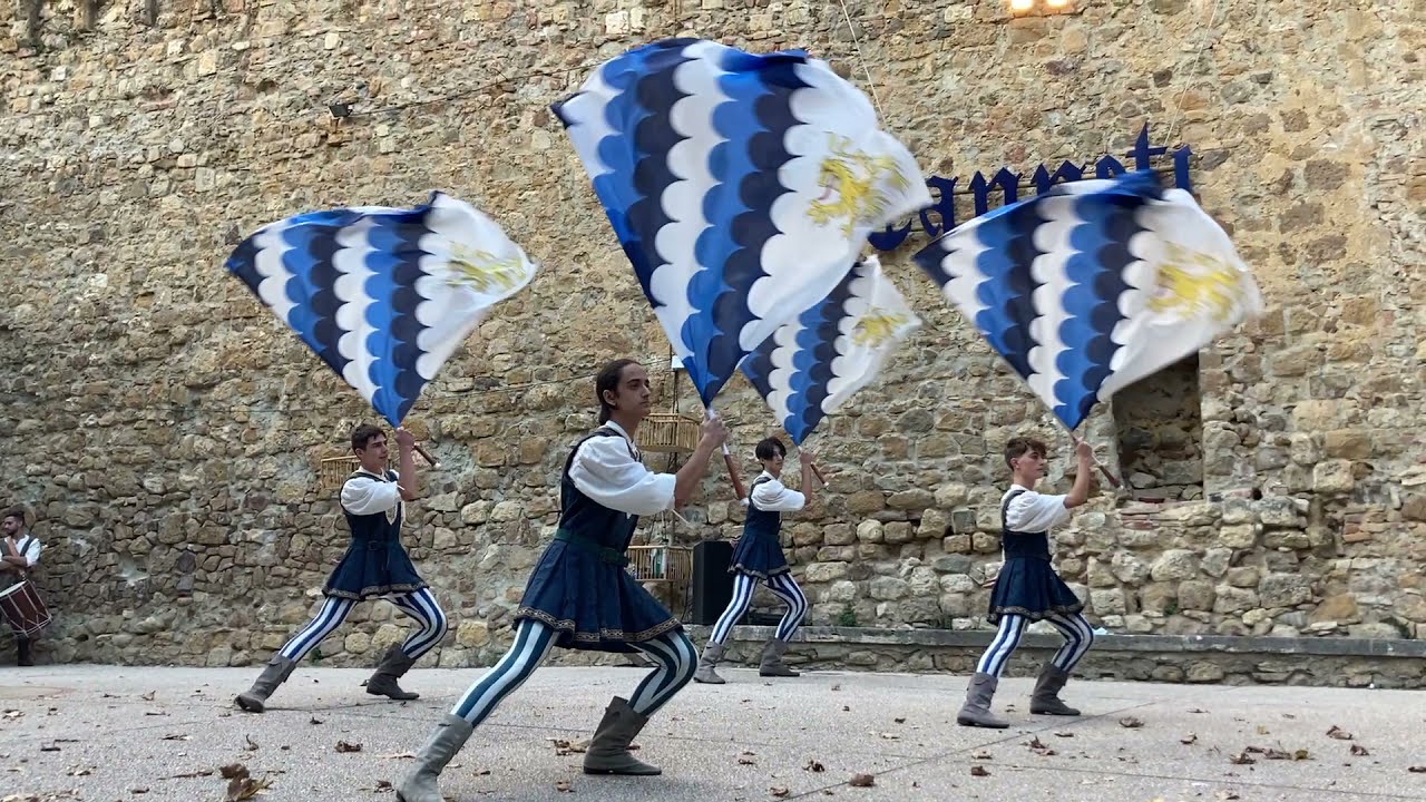 Giovani sbandieratori dei Canneti si esibiscono a San Quirico d'Orcia per Portanuova 1155