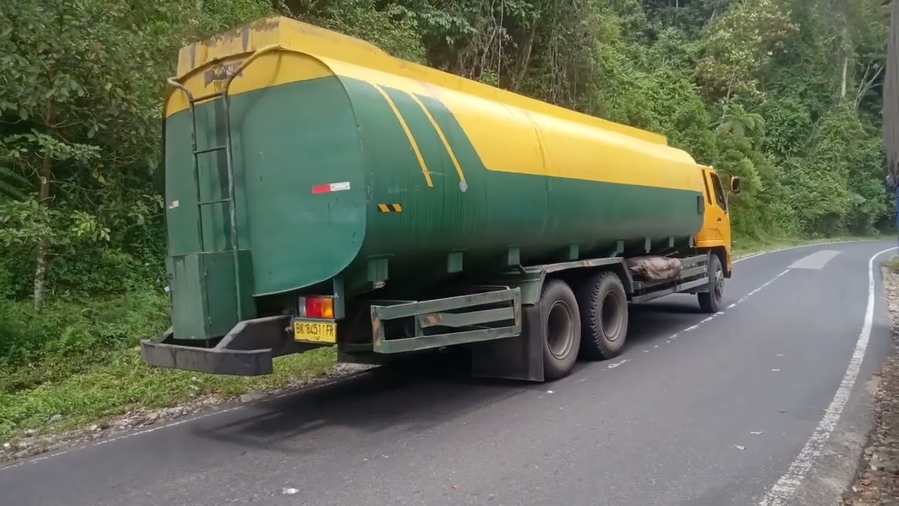 Macet jalan lintas pak pak bharat dipicu truk CPO yg terberam