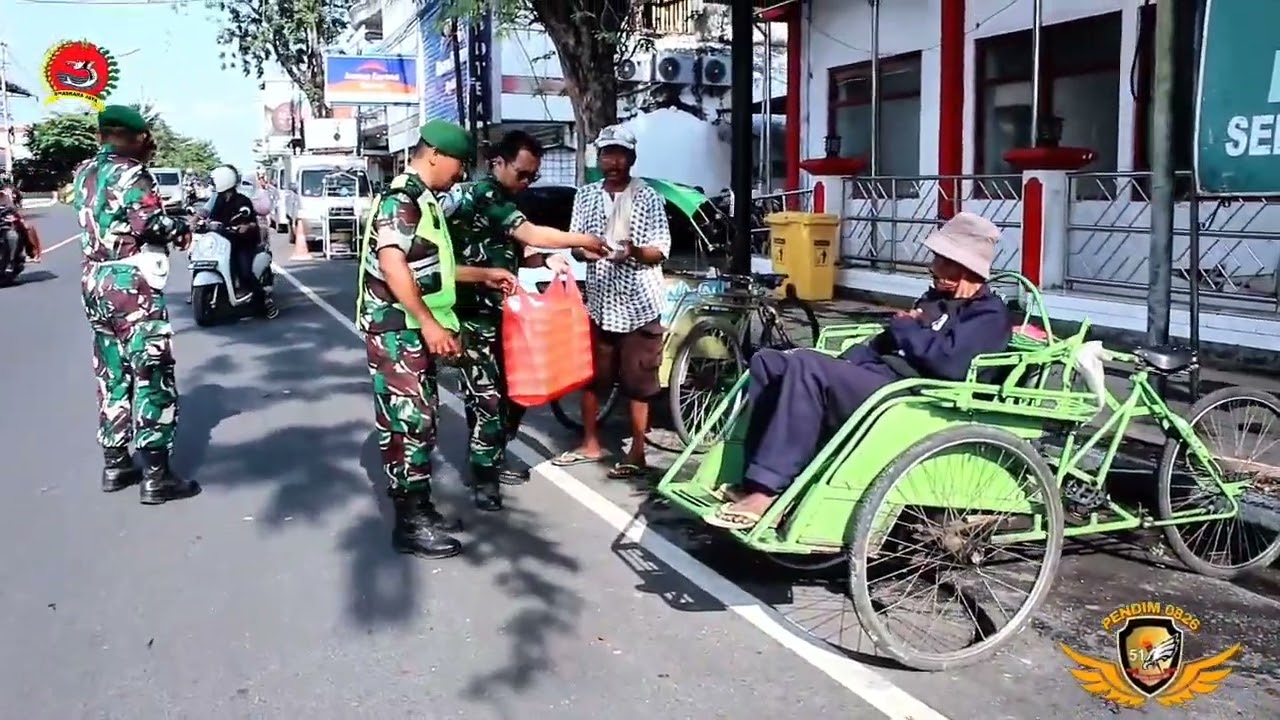 Kodim 0826 Bagikan Ratusan Nasi di Jumat Berkah (@Kodimpamekasan-0826)