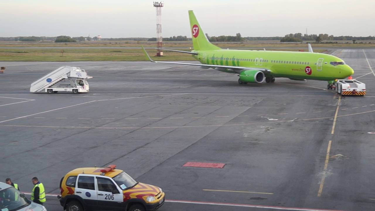 Буксировка к точке запуска boeing 737-800 а/к  Глобус в аэропорту Толмачёво.