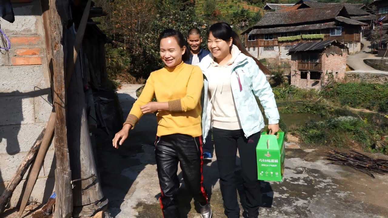 9妹姐姐和小六来串门，秋子早早就忙乎起来！家里来了贵客真热闹