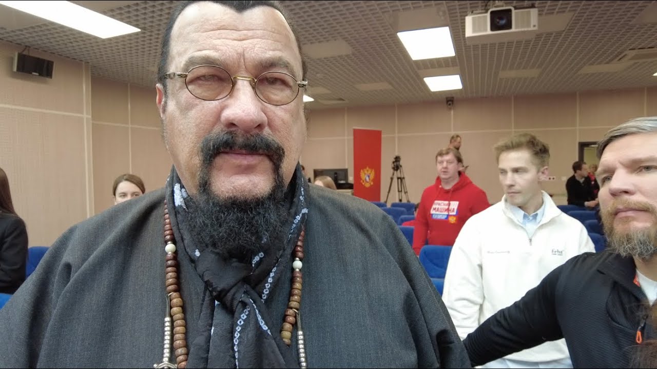 Стивен Сигал пришел на хоккей. Что о нем сказал Егор Сурин. Как сборная России победила белорусов