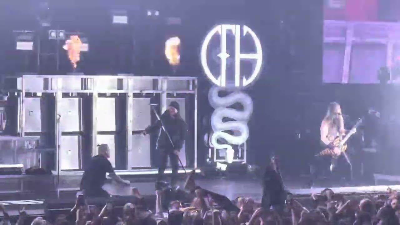 Pantera - Walk (feat. Bruce Dickinson) - Live in Paris 2025