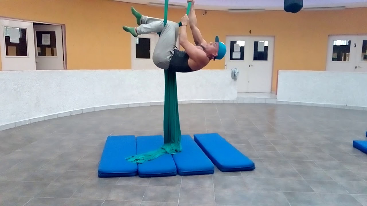 Danza aérea en telas tutorial.Como subir a nudo d inversión en curvas. Facebook Emmanuel Leónde Judá