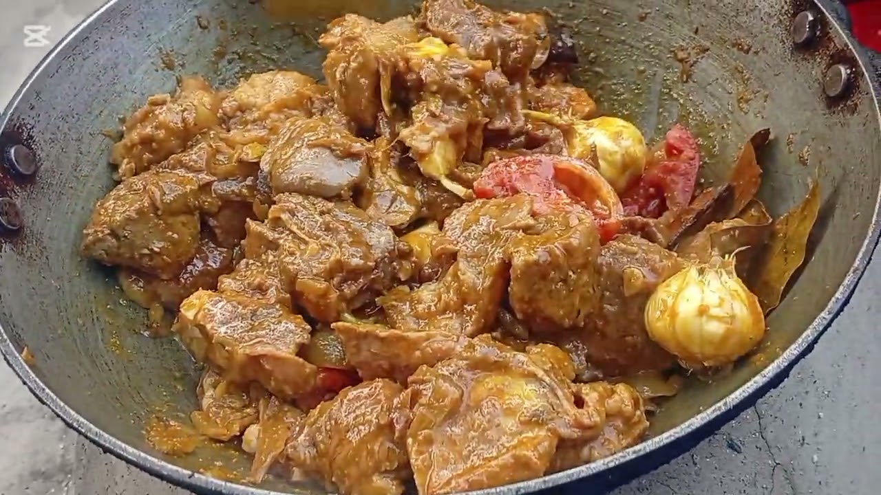 শীমের বিচির ডাল, সাথে গরুর মাংসের রসা দিয়ে জমজমাটি খাওয়া দাওয়া হলো।