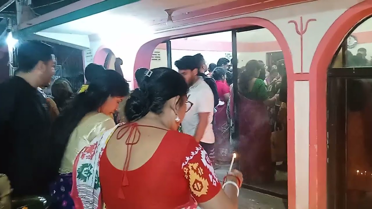 #শিবরাত্রি ব্রত উদযাপন# উপকরণ হাতে লাইনে দাঁড়িয়ে ভক্তবৃন্দ#ভগবান শিবের মাথায় জল ঢালার অপেক্ষায়#