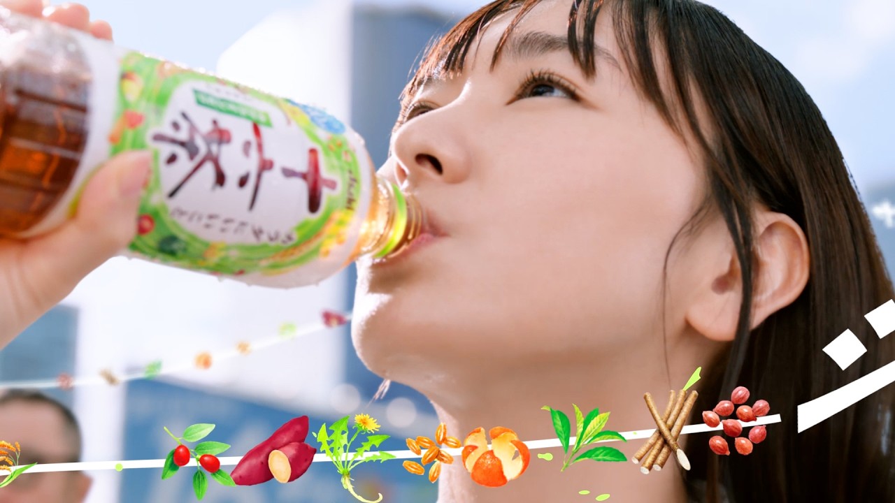 新垣結衣、『十六茶』CM出演17年目に突入！anoの楽曲「ワイワイワールド」をCMソングに起用　アサヒ 十六茶新CM「16チャージ！交差点」編＆メイキング＆インタビュー